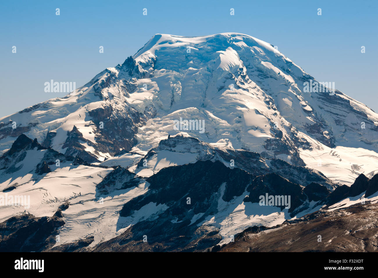 Mount Baker (Native American: Kulshan) mit Schnee bedeckt von The Skyline Divide Trail in den Nord-Kaskaden, Washington gesehen. Stockfoto