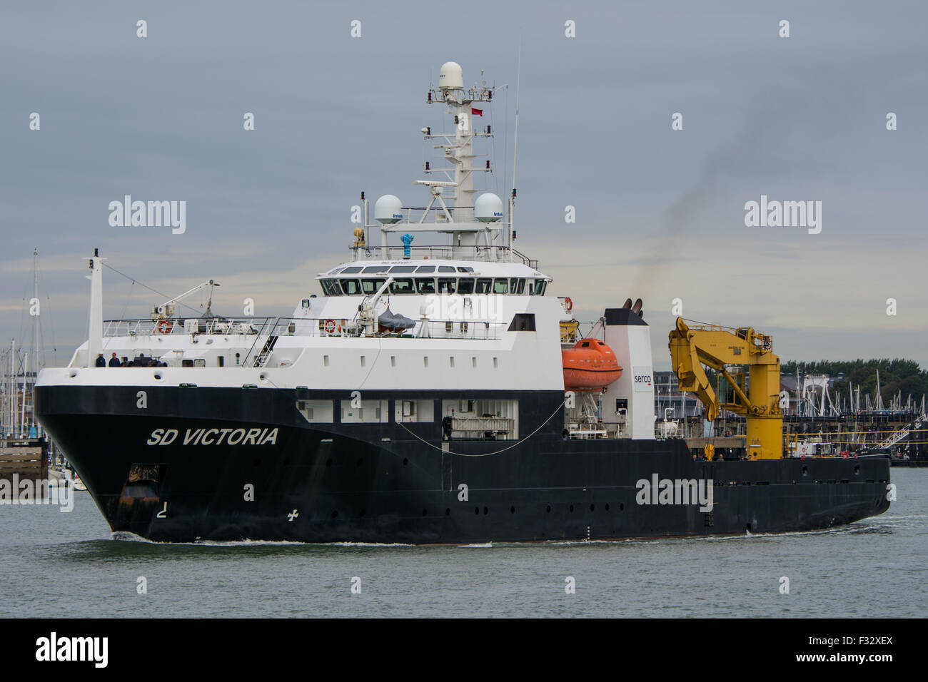 Die Serco Marine Services (Handelsmarine) bemannte MOD Global Support Schiff SD Victoria in Portsmouth, Großbritannien am 4. September 2015. Stockfoto