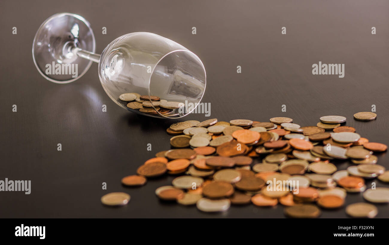 Ein symbolisches Bild, das veranschaulicht, Alkohol und wie es zu Geldproblemen führen kann Stockfoto