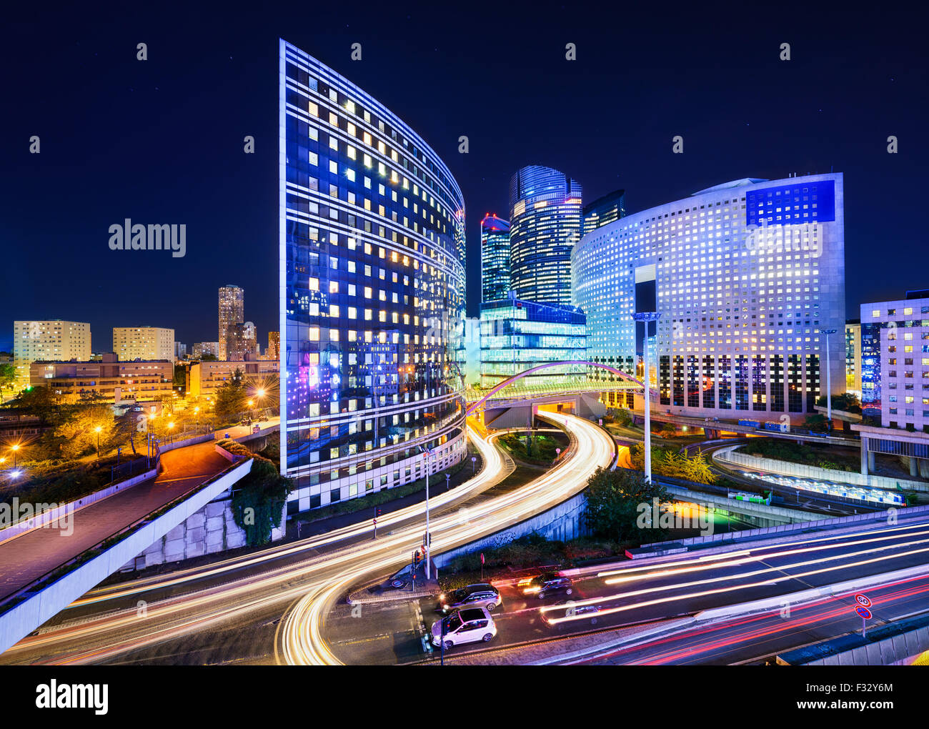 Bürogebäude in La Défense in der Nacht, Paris Stockfoto
