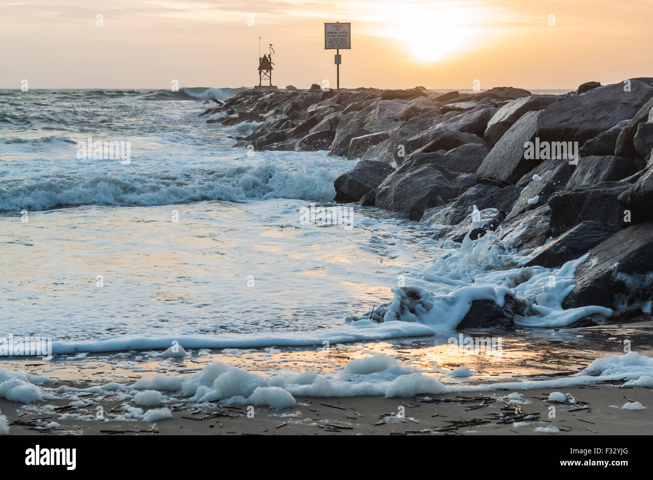 Steg im Morgengrauen in Virginia Beach Oceanfront Stockfoto