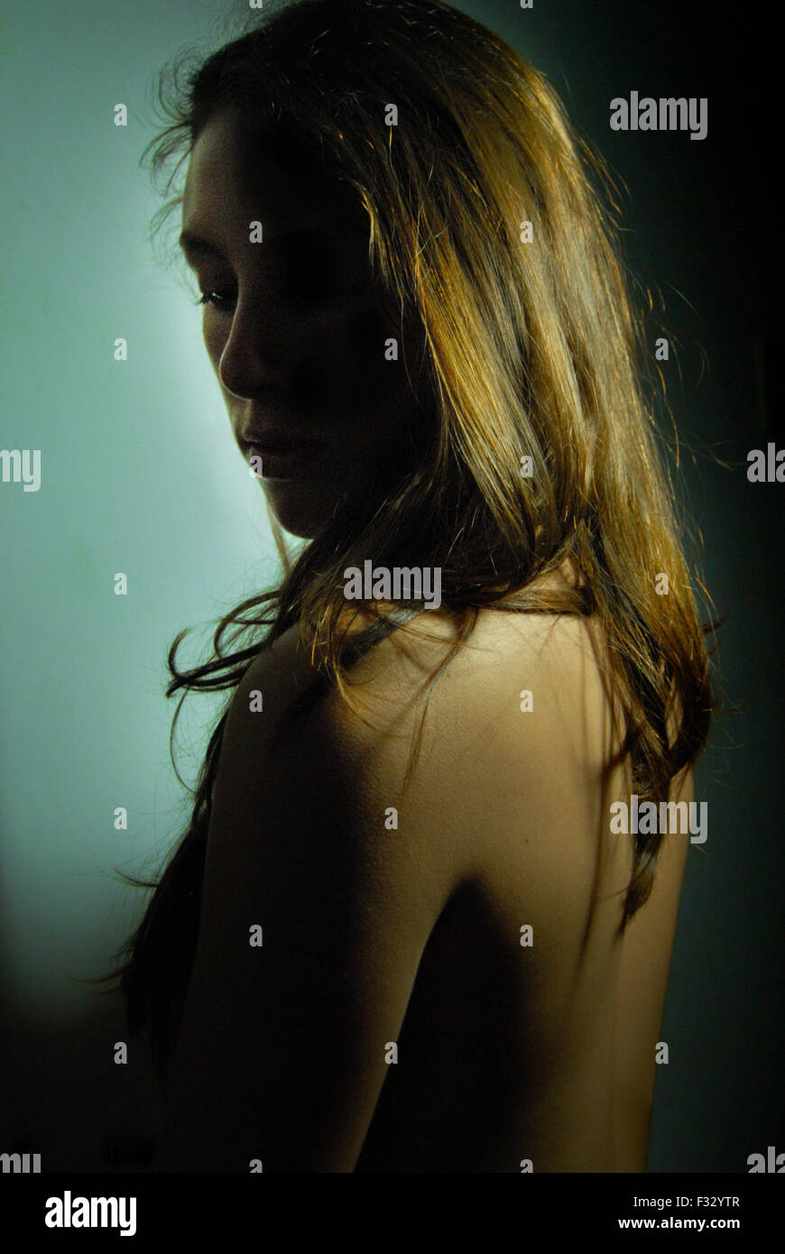 Girl zeigt ihren Rücken, Haut schönes Licht Stockfoto