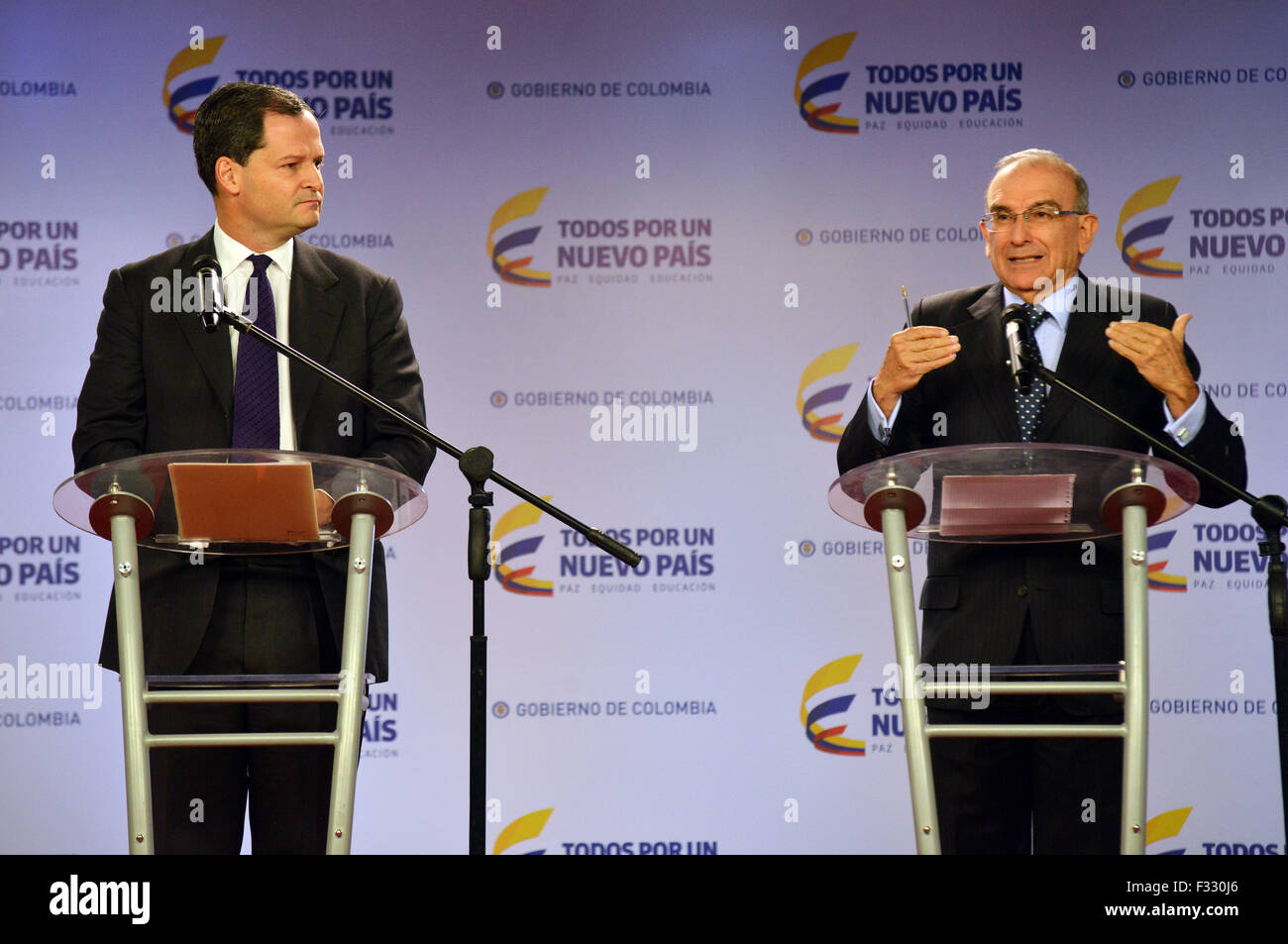 Bogota. 28. Sep, 2015. Hochkommissar für den Frieden von Kolumbien Sergio Jaramillo (L) und Chef-Unterhändler der kolumbianischen Regierung für die Friedensgespräche mit den Rebellen bewaffneten revolutionären Streitkräfte Kolumbiens (FARC) Humberto De La Calle besuchen eine Pressekonferenz in Bogota 28. September 2015. © COLPRENSA/Xinhua/Alamy Live-Nachrichten Stockfoto