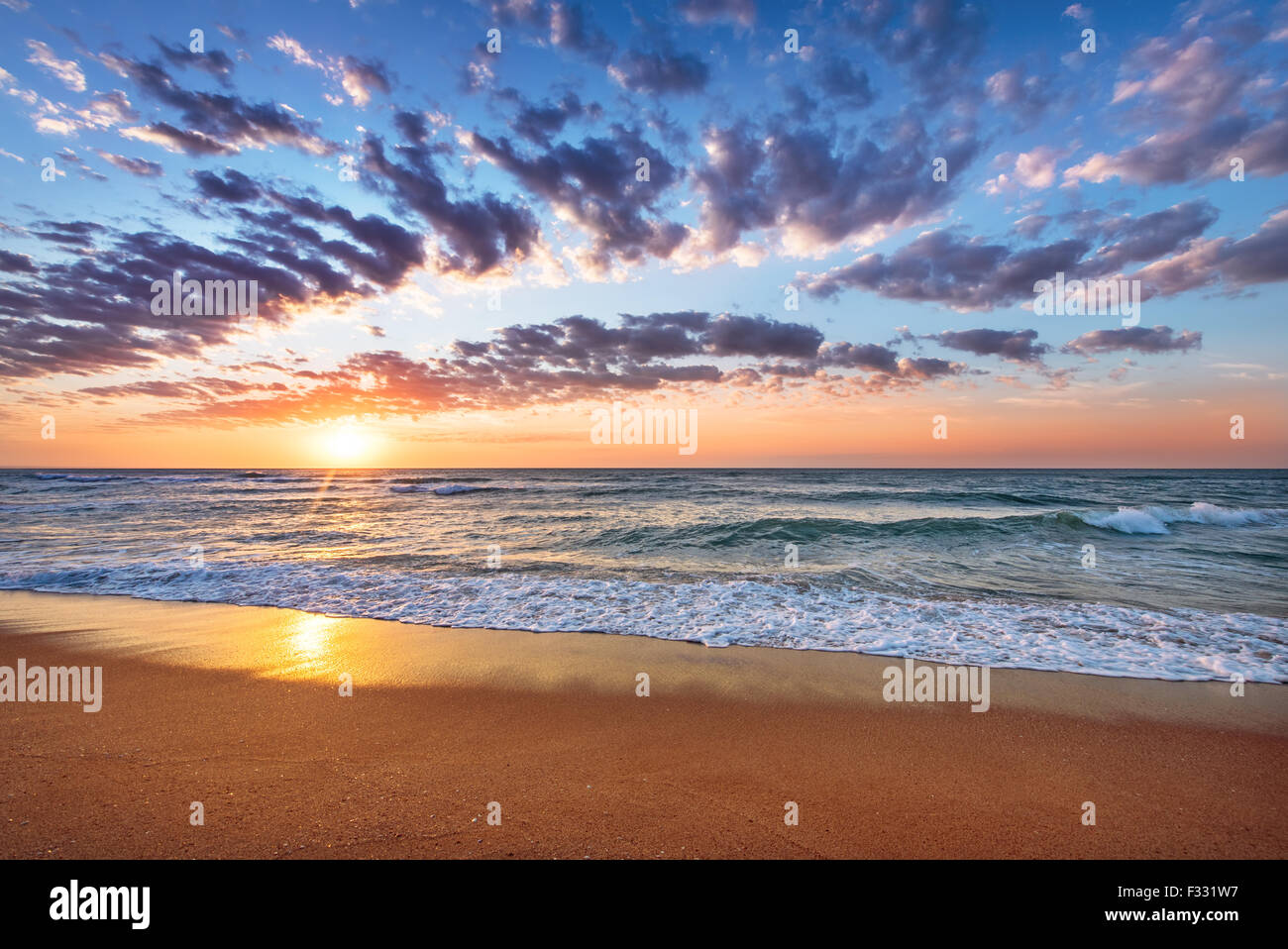 Strand und Meer Sonnenaufgang. Stockfoto