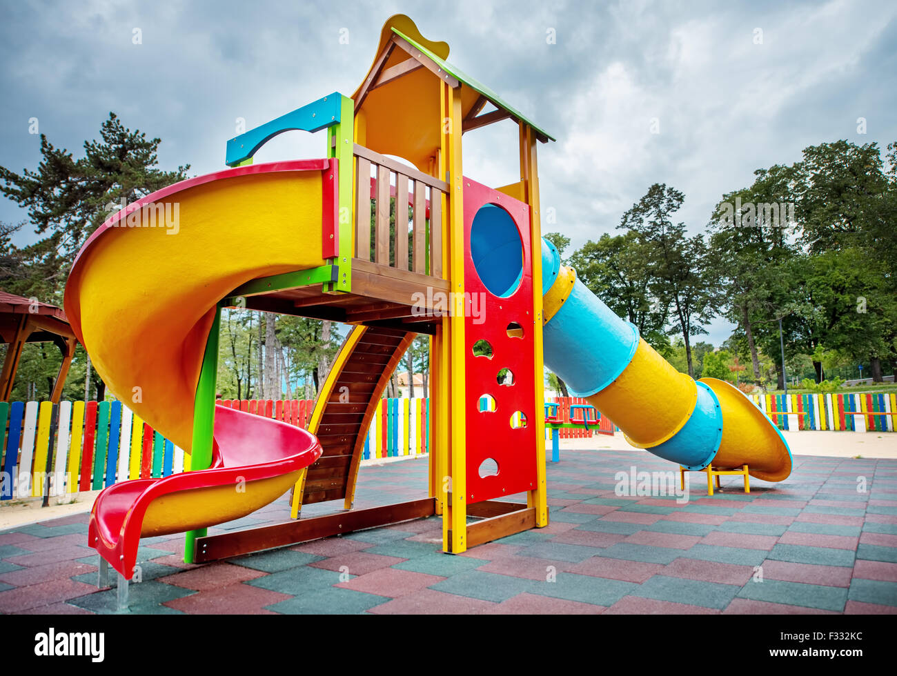 Bunte Kinder-Spielplatz im Park. Stockfoto