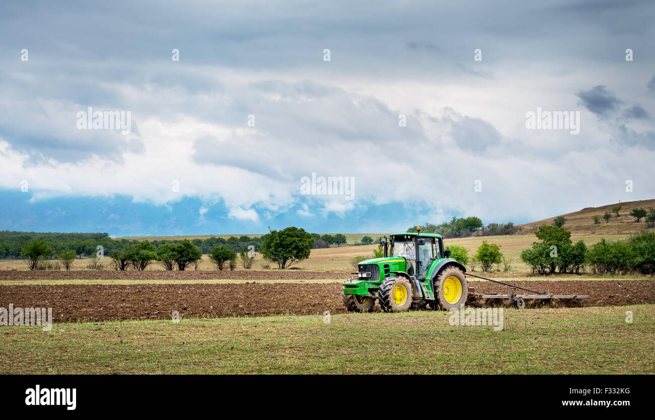Karlovo, Bulgarien - 22. August 2015: Pflügen ein Feld mit John Deere 6930 Traktor. John Deere 8100 wurde in 1995 - hergestellt. Stockfoto