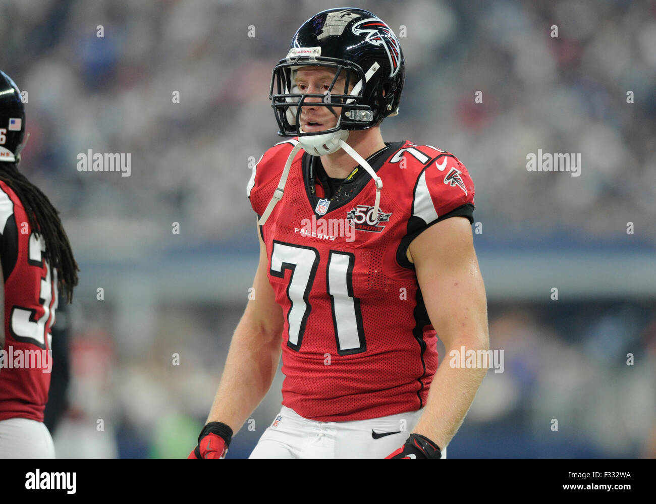 27. September 2015 Atlanta Falcons auBerhalb Linebacker Kroy Biermann 71 wahrend der NFL Football Spiel zwischen den Atlanta Falcons und die Dallas Cowboys im AT T Stadium in Arlington TX Atlanta besi...