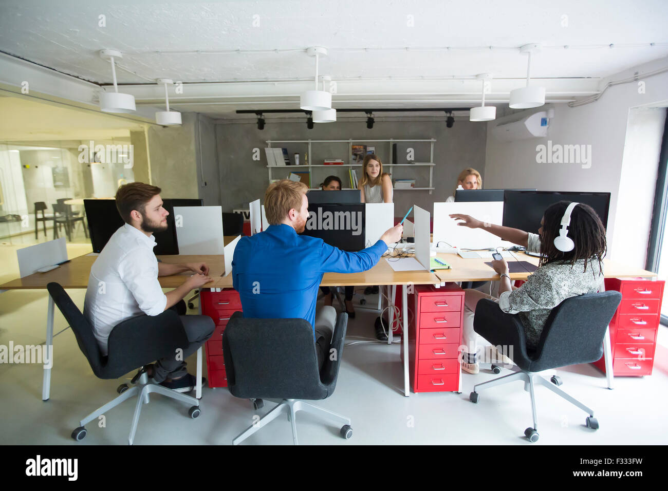 Junge Leute im Büro Stockfoto