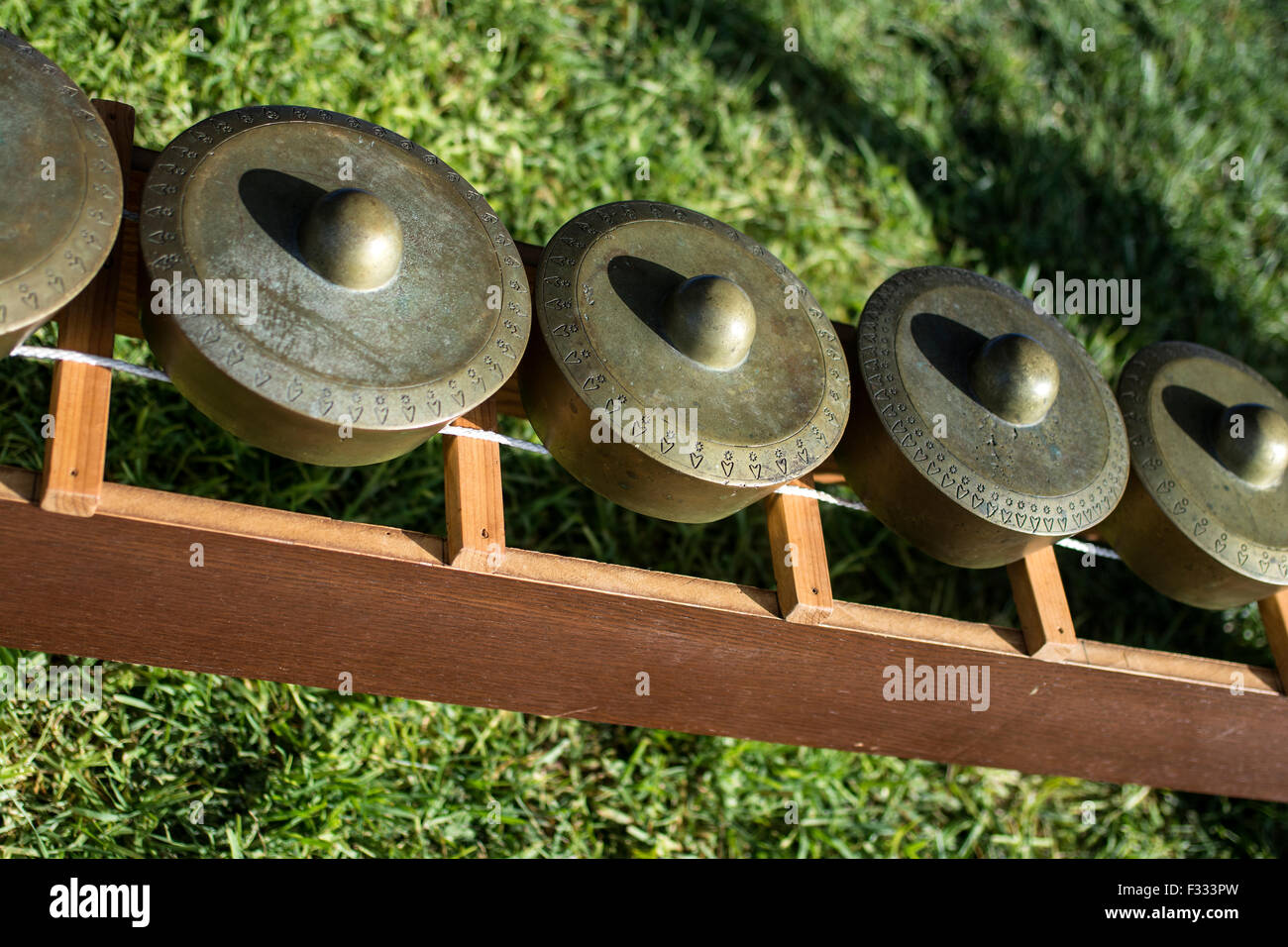 Eine Reihe von Gongs mit den modernen Begriff Kulintang. Stockfoto