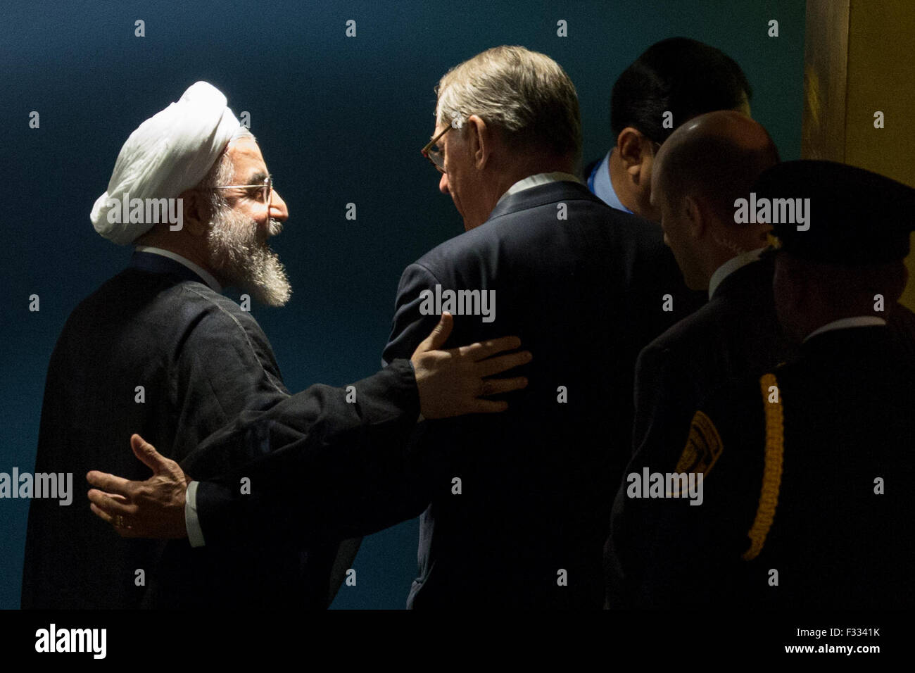 New York, USA. 28. Sep, 2015. Iranische Präsident Hassan Rohani (L) Gespräche mit Vereinten Nationen Generalsekretär Jan Eliasson nach er die 70. Tagung der Generalversammlung der UN im UN-Hauptquartier in New York 28. September 2015 richtete. Die Generaldebatte der UN-Generalversammlung in New York startete am Montag. Bildnachweis: Li Muzi/Xinhua/Alamy Live-Nachrichten Stockfoto