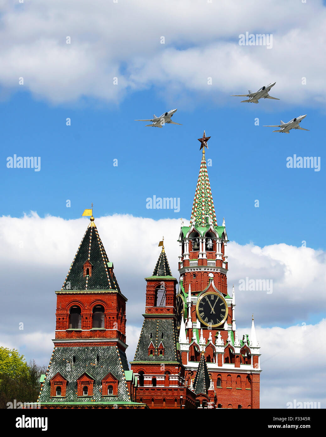 Drei Flugzeuge fliegen über Türme des Moskauer Kremls Stockfoto