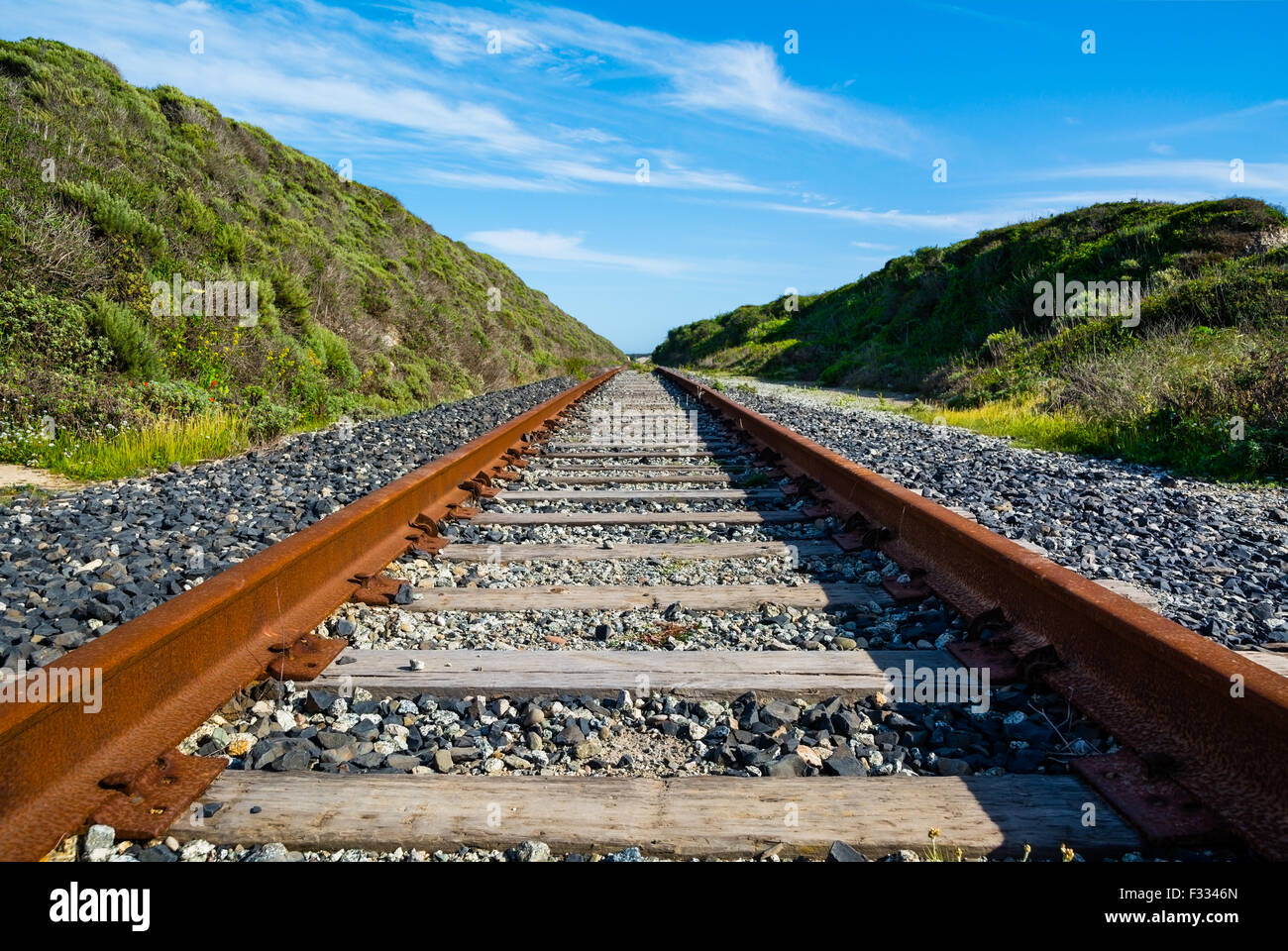 Rostige alte Eisenbahn geht zum Horizont Stockfoto