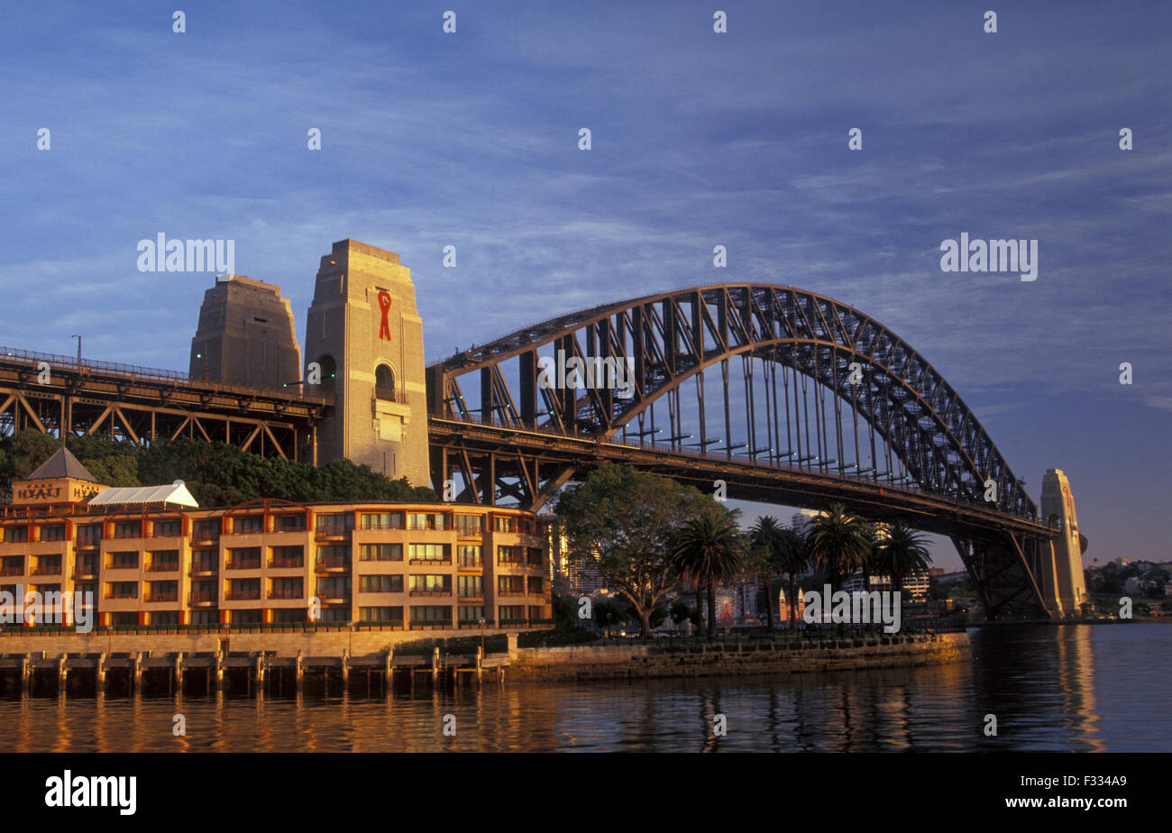 Blick auf die Sydney Harbour Bridge und das Park Royal Hotel, Sydney, New South Wales, Australien Stockfoto