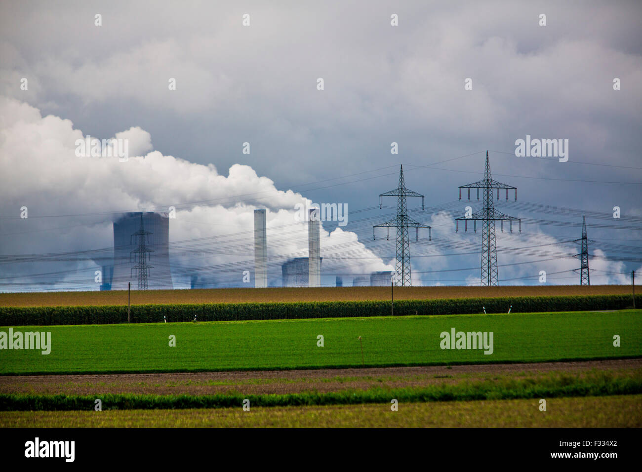Braunkohle-Kraftwerk, Energieerzeugung, mit vielen CO2-Abgase in Bergheim-Niederaußem der RWE Power AG Stockfoto
