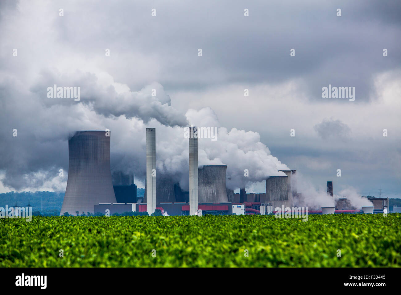Braunkohle-Kraftwerk, Energieerzeugung, mit vielen CO2-Abgase in Bergheim-Niederaußem der RWE Power AG Stockfoto