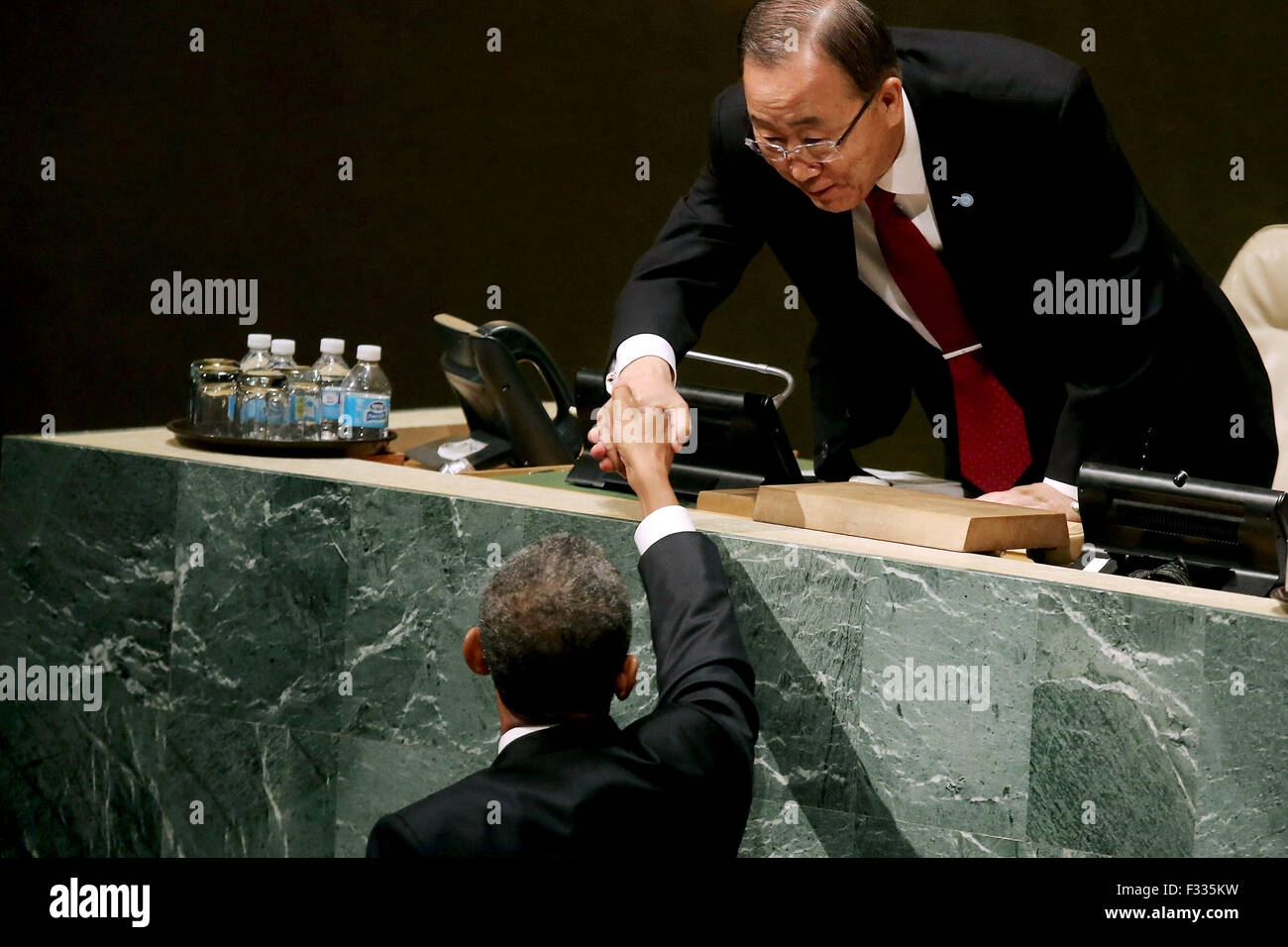 New York City. 28. Sep, 2015. Vereinigte Staaten Präsident Barack Obama (L) schüttelt Hände mit United Nations Secretary General Ban Ki-Moon nach Bewältigung der 70. Vereinten Nationen Generalversammlung der UNO Hauptquartier 28. September 2015 in New York City. Obama hält bilaterale Gespräche mit indischen Premierminister Narendra Modi und der russische Präsident Vladimir Putin im Laufe des Tages. Foto: Chip Somodevilla/CNP/Dpa - NO-Draht-SERVICE-/ Dpa/Alamy Live News Stockfoto