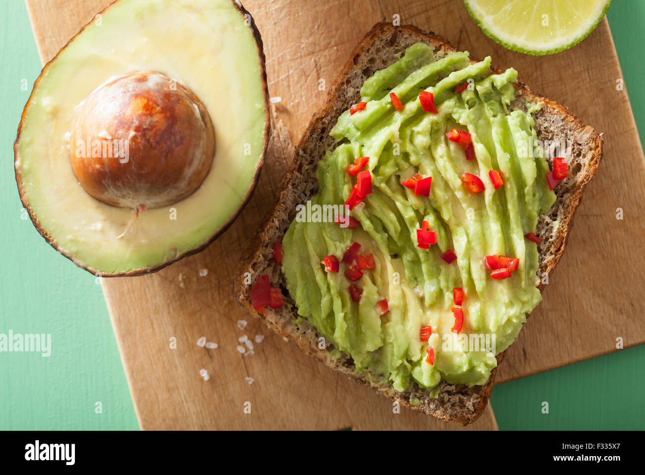 gesunde Vollkornbrot mit Avocado-Limetten-chili Stockfoto