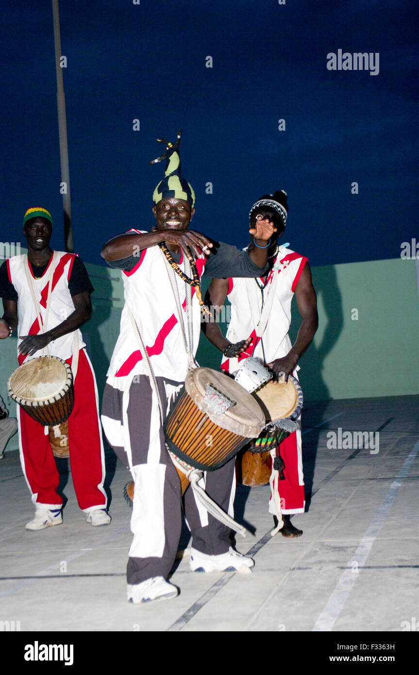 Senegalesische Djembe-Musik und Tanz Performance in Kap Verde, Afrika Stockfoto