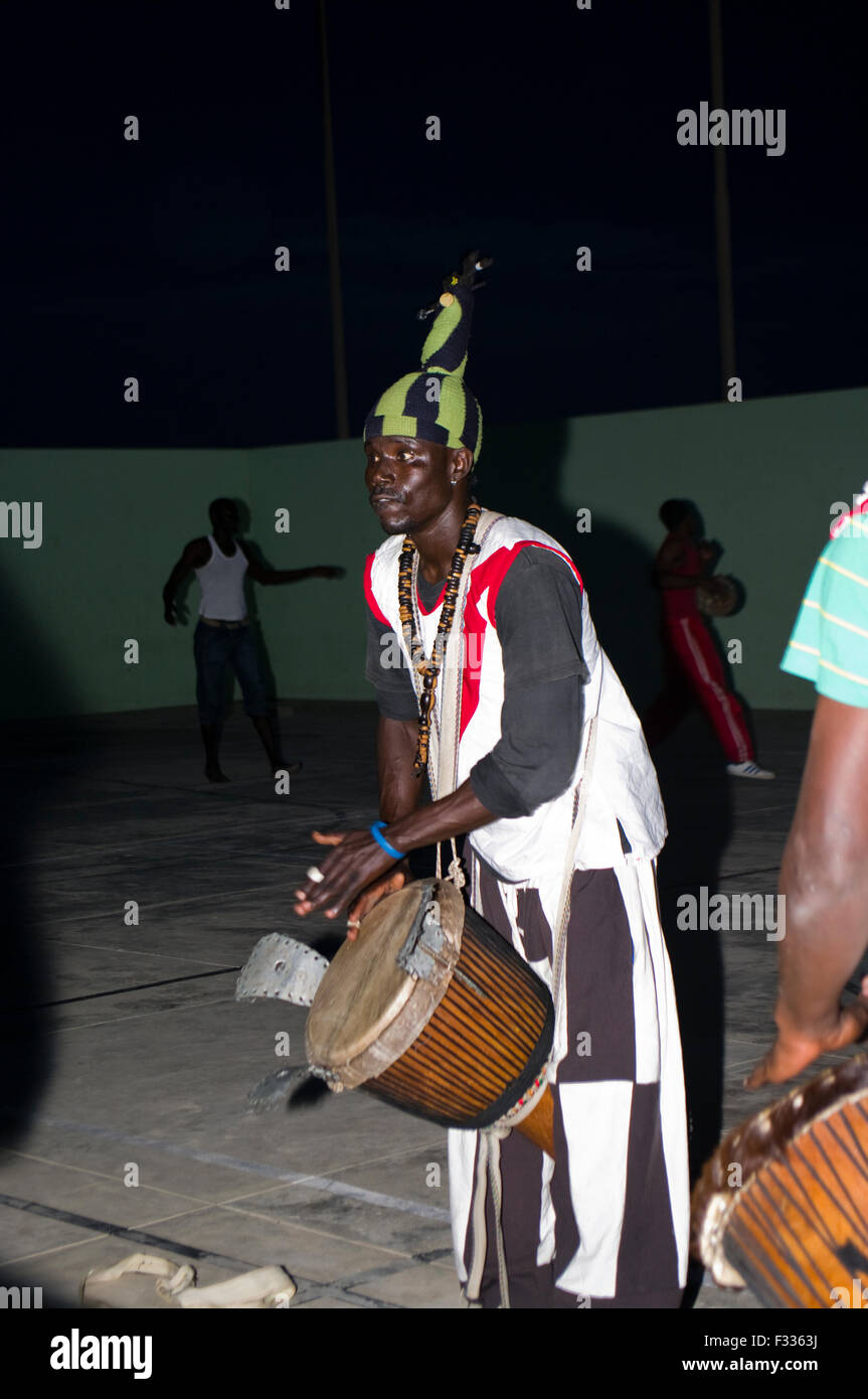 Senegalesische Djembe-Musik und Tanz Performance in Kap Verde, Afrika Stockfoto
