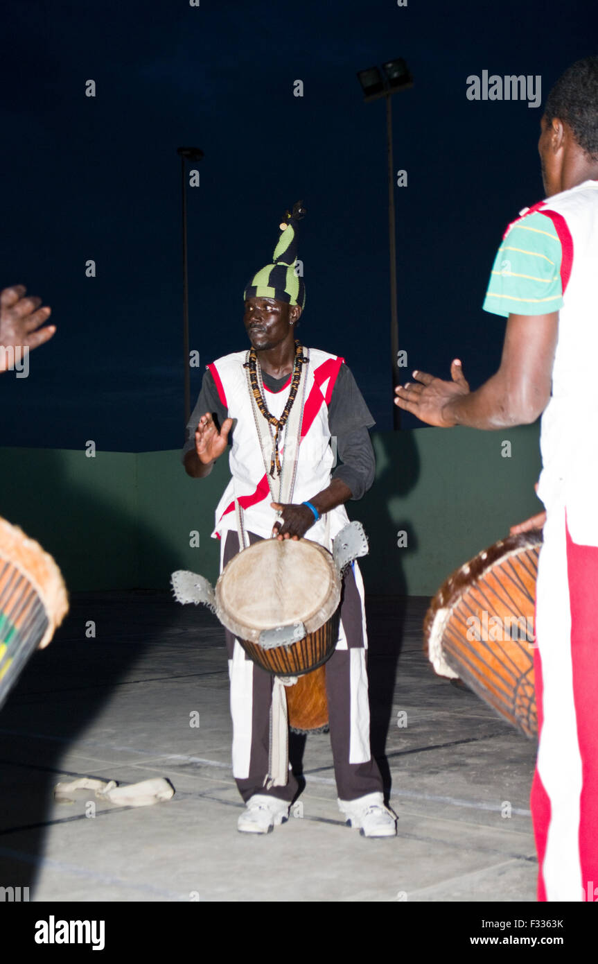 Senegalesische Djembe-Musik und Tanz Performance in Kap Verde, Afrika Stockfoto