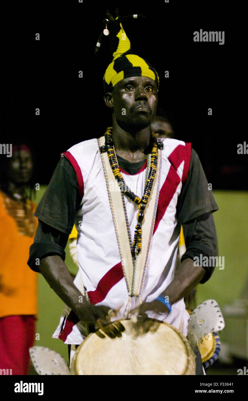 Senegalesische Djembe-Musik und Tanz Performance in Kap Verde, Afrika Stockfoto