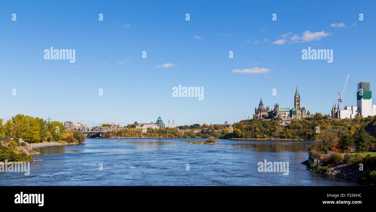 Teil der Ottawa-Skyline im Laufe des Tages aus über den Ottawa-Fluss Stockfoto
