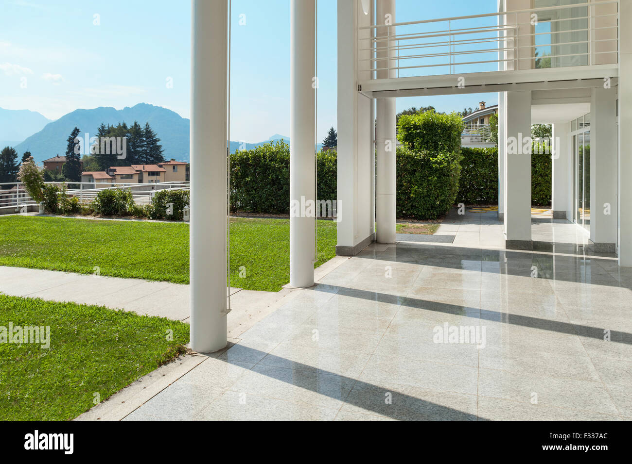 Architektur, breite Veranda eines modernen Hauses, außen Stockfoto