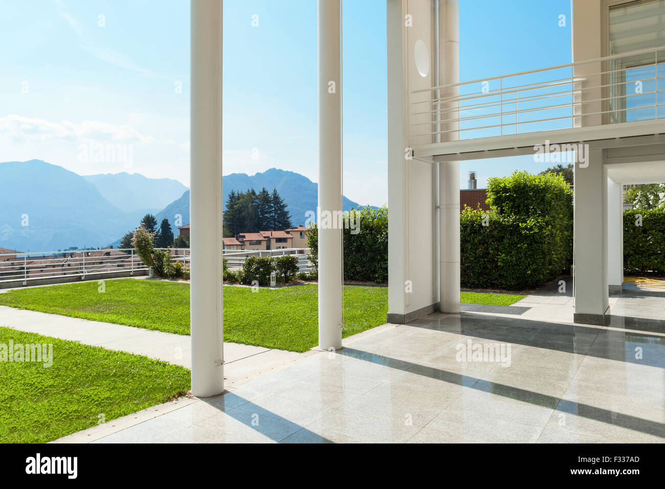 Architektur, breite Veranda eines modernen Hauses, außen Stockfoto
