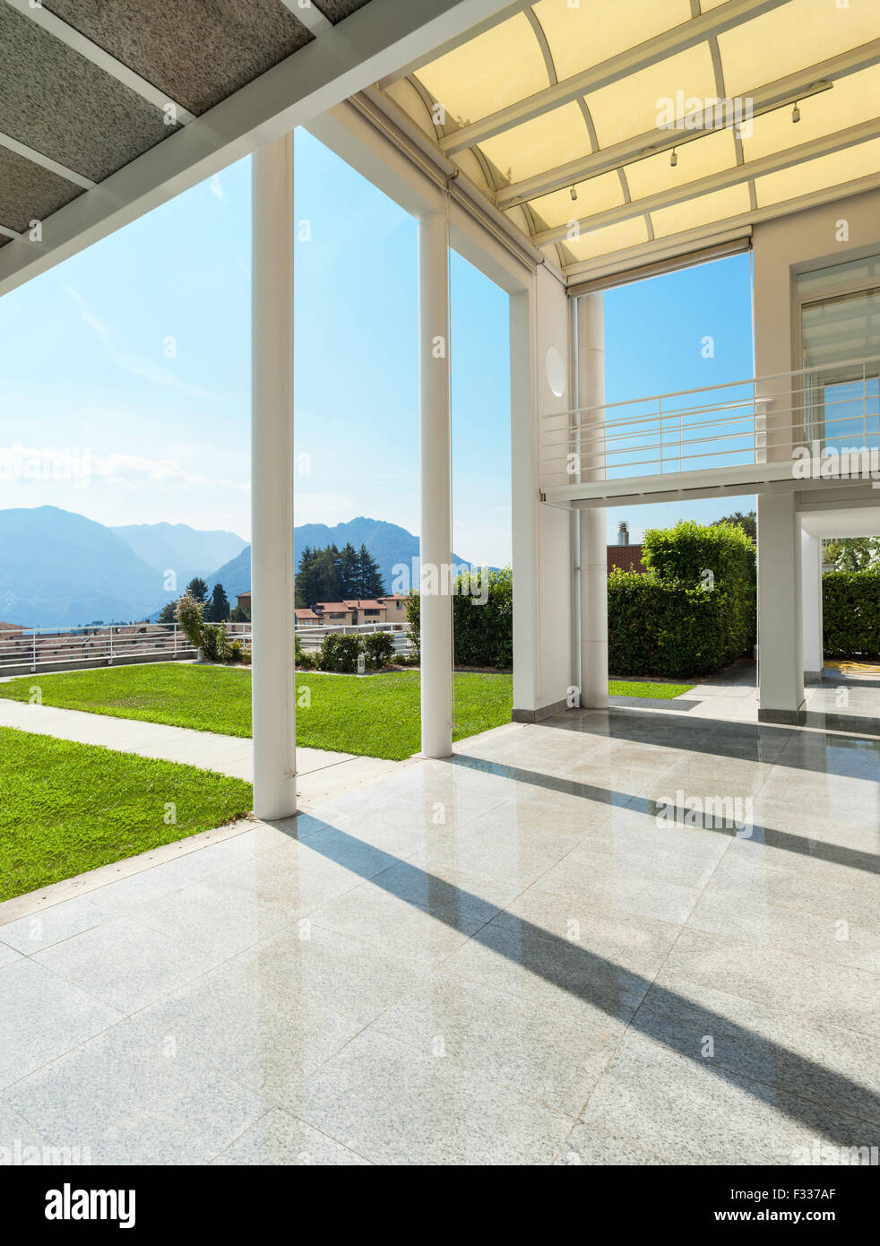 Architektur, breite Veranda eines modernen Hauses, außen Stockfoto