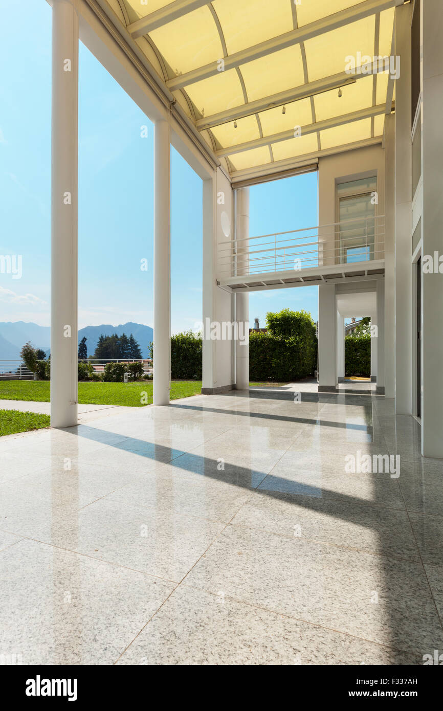 Architektur, breite Veranda eines modernen Hauses, außen Stockfoto
