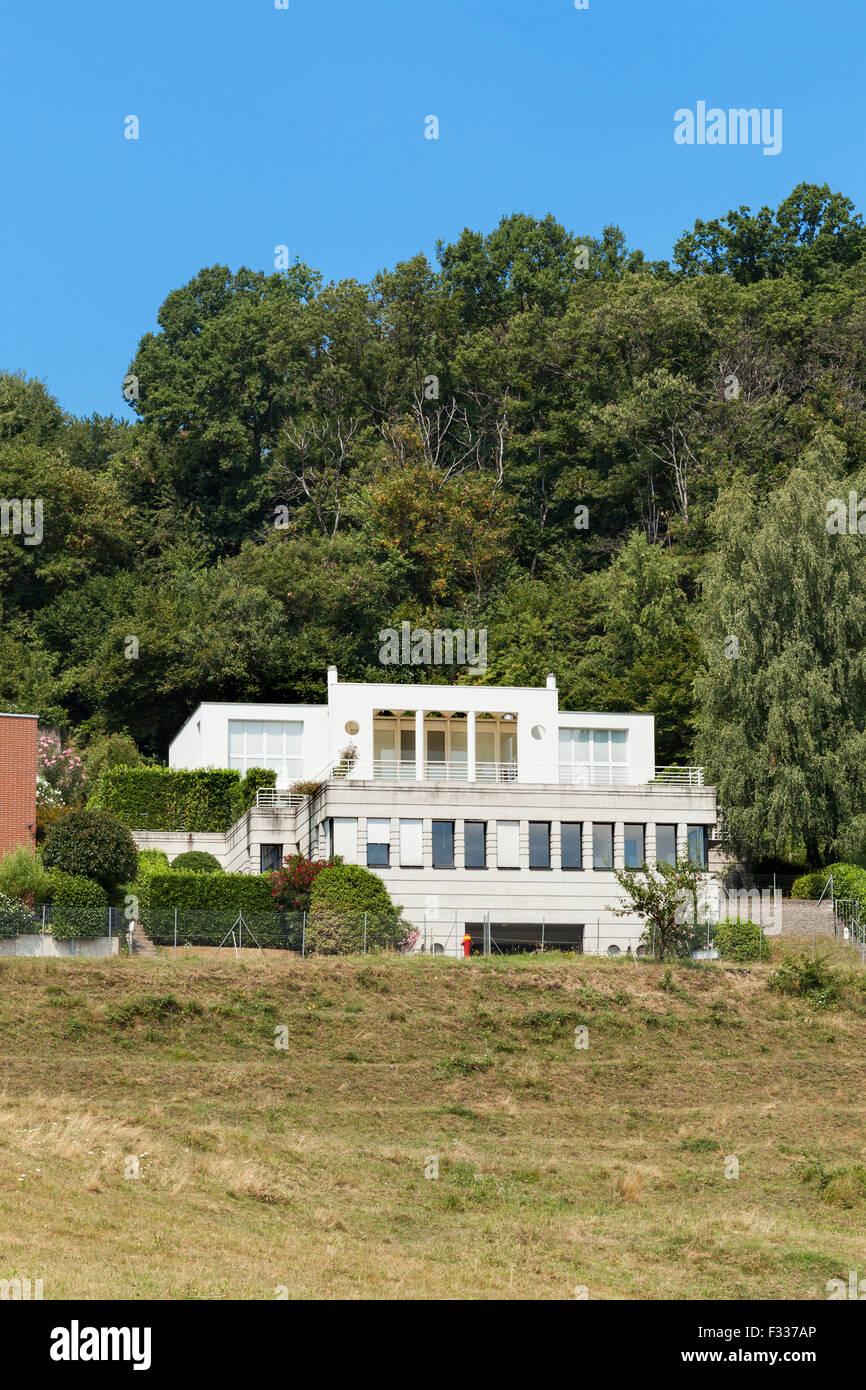 Architektur, weißes Haus mit Baugrundstück, externe Stockfoto