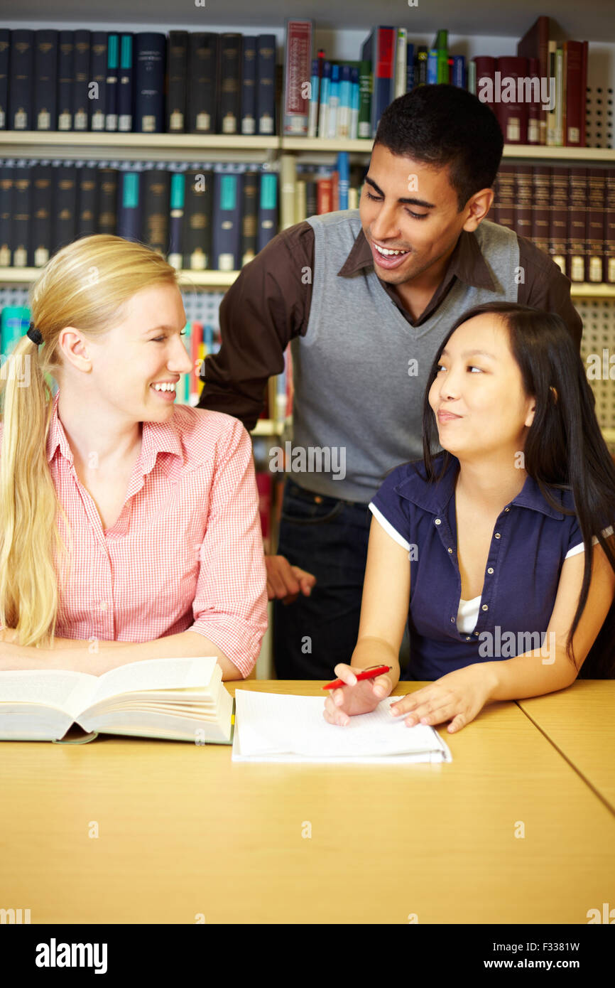 Gruppe von Studenten, die gemeinsam lernen in Bibliothek Stockfoto