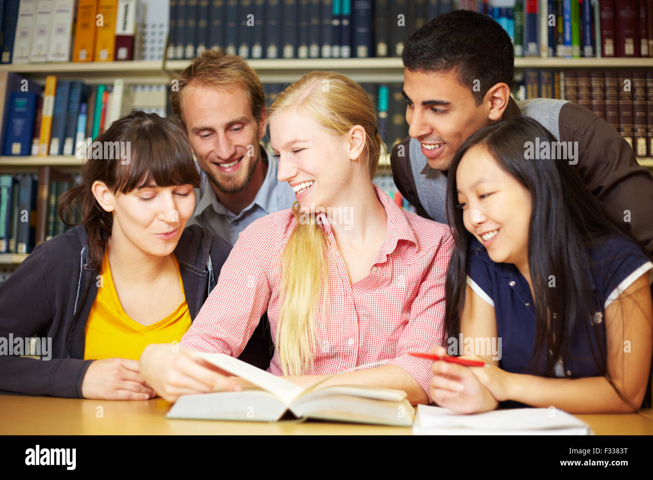 Gruppe von Studenten lernen in der Bibliothek der Universität Stockfoto