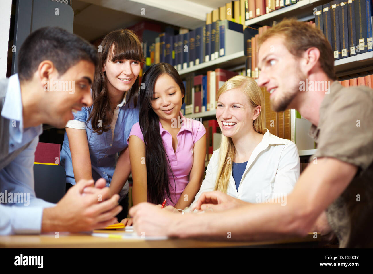 Gruppe von Studenten lernen in der Bibliothek der Universität Stockfoto