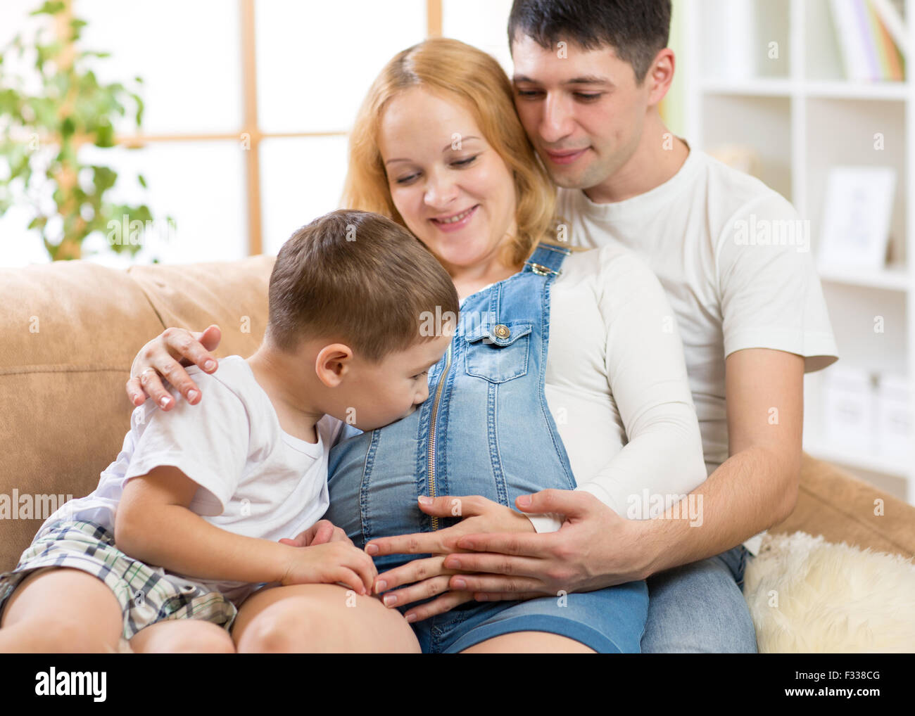 Familie warten Baby. Kind junge küssen seine Ungeborenen Bruder im Bauch der schwangeren Mutter. Stockfoto