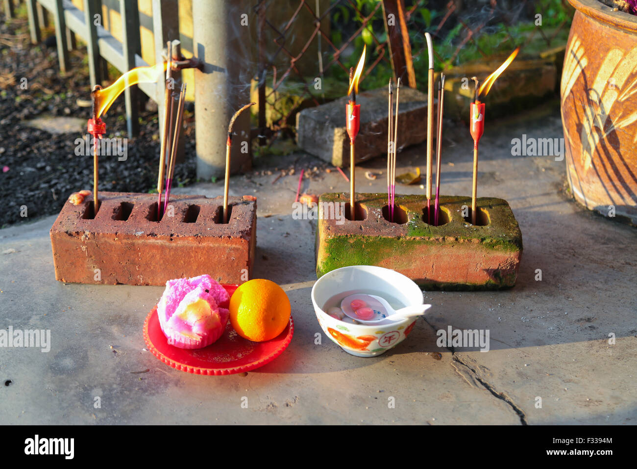 Chinesen bieten wie Kuchen und Tangyuan Suppe Erde Gottheit während der Winter-Sonnenwende-Festival. Stockfoto