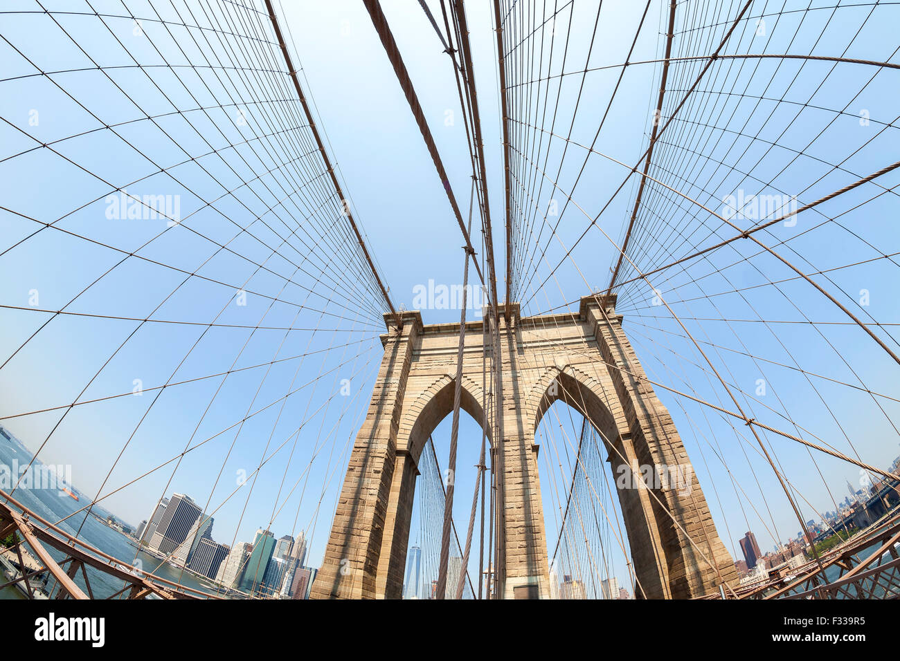 Brooklyn Bridge in fisheye-Objektiv, NYC, USA. Stockfoto
