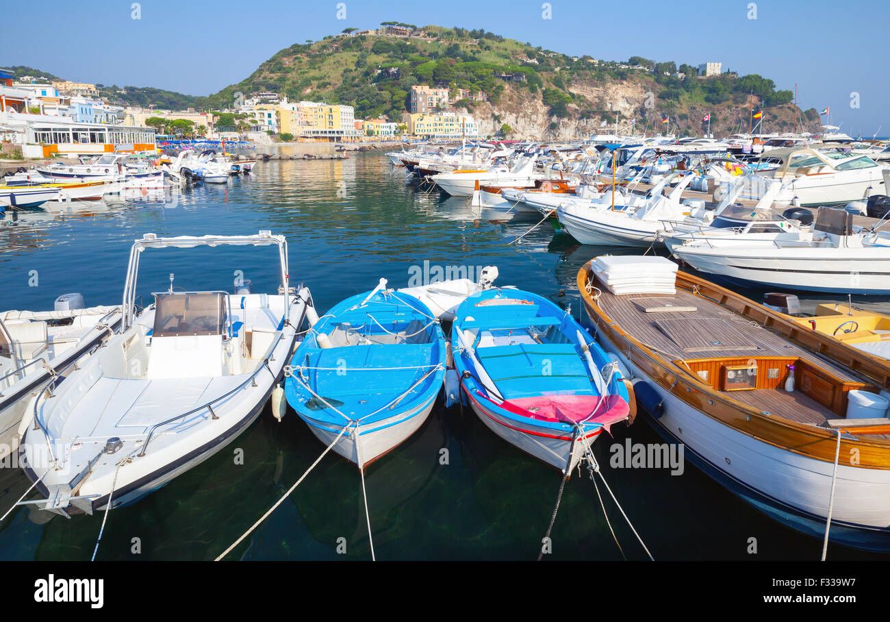 Sportboote und Yachten ankern in Lacco Ameno Marina, auf der Insel Ischia, Italien Stockfoto
