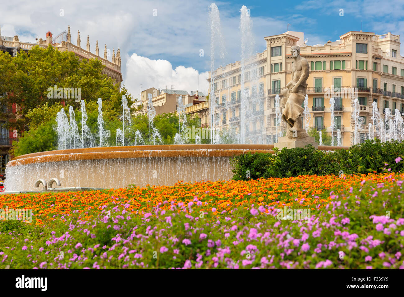 Brunnen auf dem Platz von Katalonien in Barcelona, Spanien Stockfoto