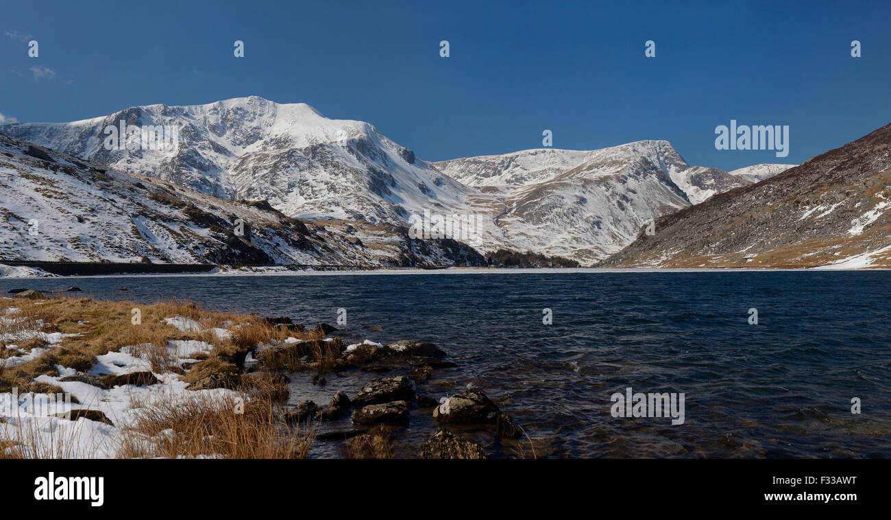 Teilweise gefrorenen See Ogwen Blick nach Westen in Richtung der Ogwen-pass Stockfoto