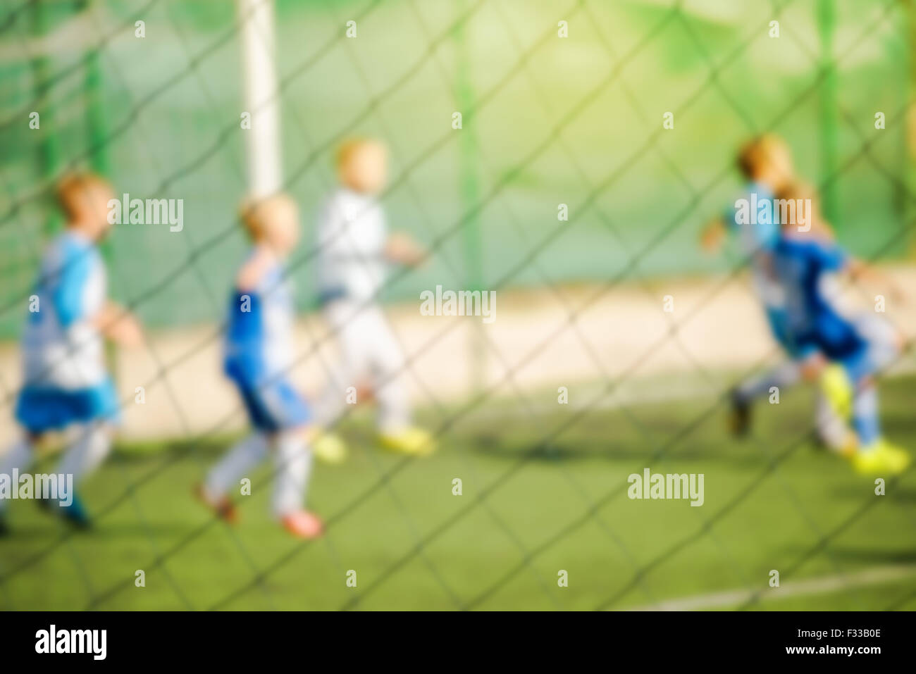 Kinder spielen Fußball, streut Weichzeichnen Sport Hintergrund Stockfoto