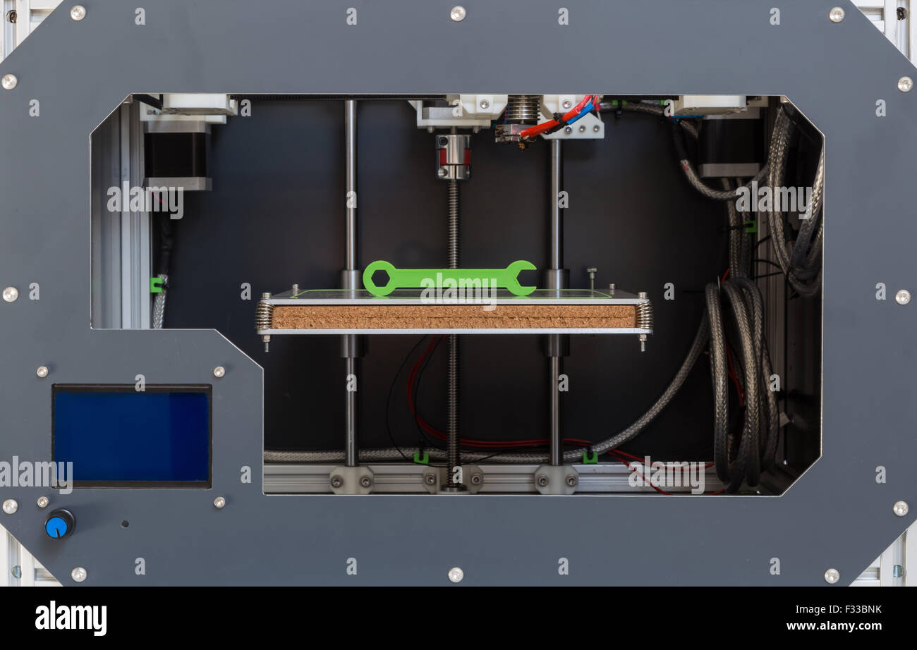 3D Drucker mit leuchtend grünen Filament. Stockfoto