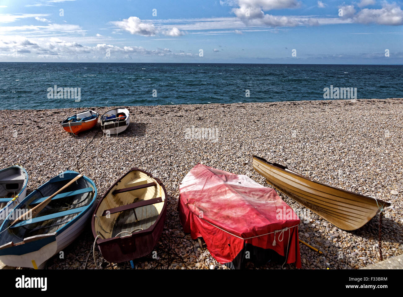 kleine Boote angebunden auf Chesil Beach Stockfoto