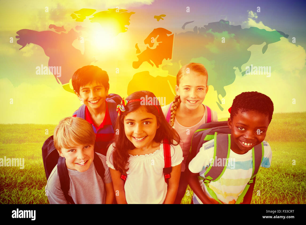 Zusammengesetztes Bild von lächelnden kleinen Schulkinder im Flur der Schule Stockfoto