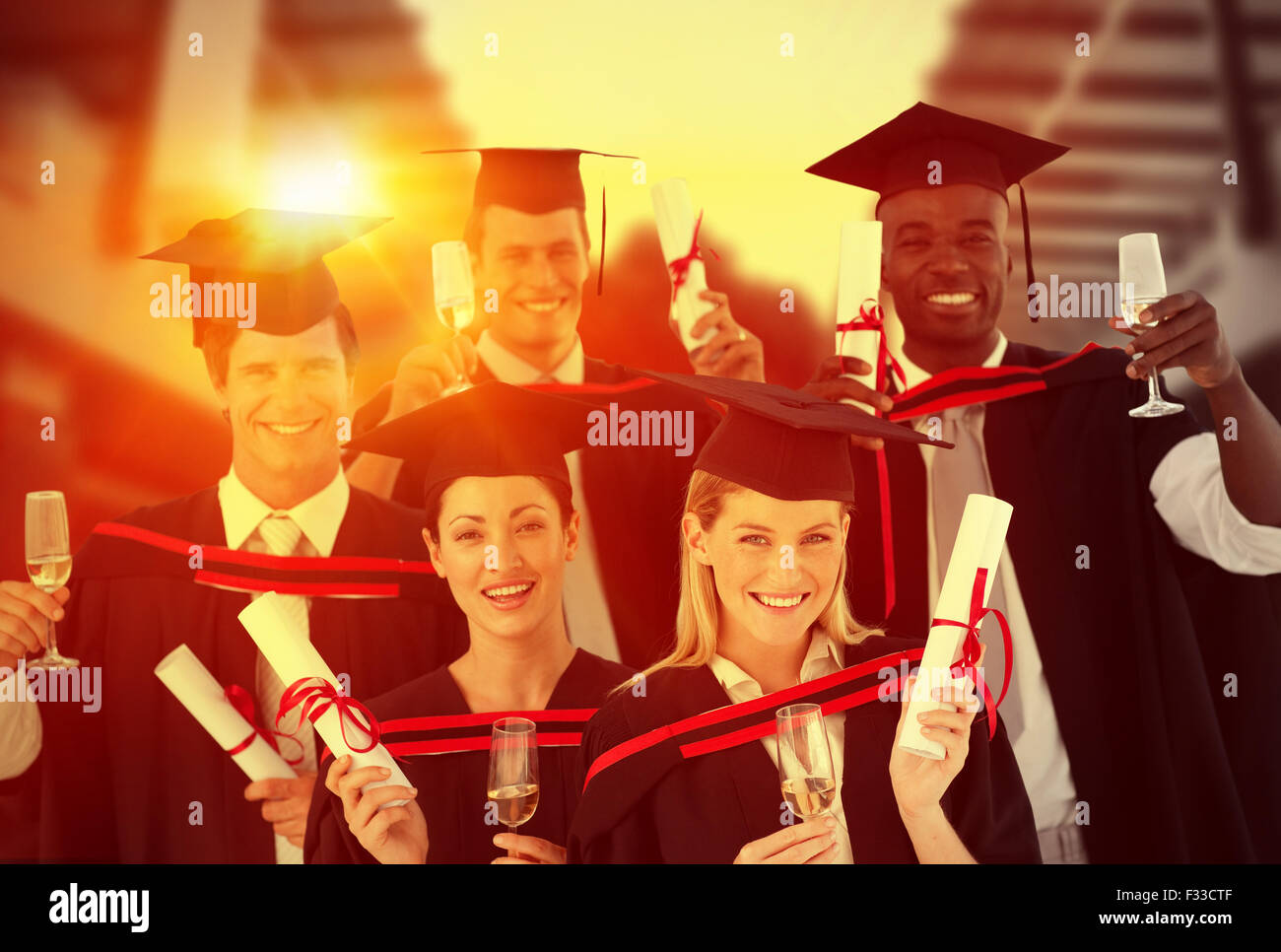 Zusammengesetztes Bild der Gruppe von Menschen, die seinem College-Abschluss Stockfoto