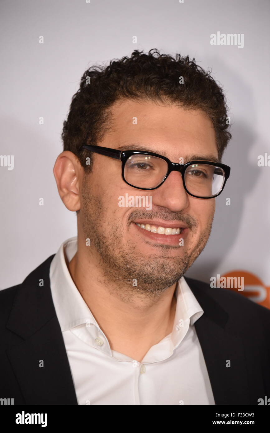 Köln, Deutschland. 28. Sep, 2015. US-Regisseur Sam Esmail kommt für die Präsentation von "Mr. Robot" auf der 25. Köln-Konferenz in Köln, Deutschland, 28. September 2015. Die TV und independent-Film Festival läuft vom 25 September bis 1. Oktober. Foto: HORST GALUSCHKA/DPA/Alamy Live-Nachrichten Stockfoto