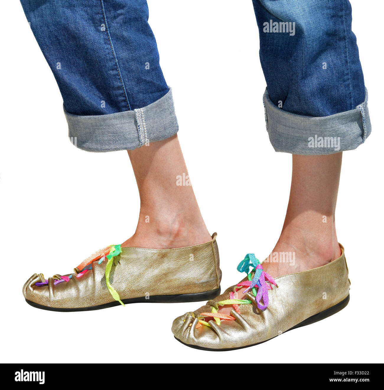 Gold Damenschuhe mit bunten Schnürsenkeln Stockfoto