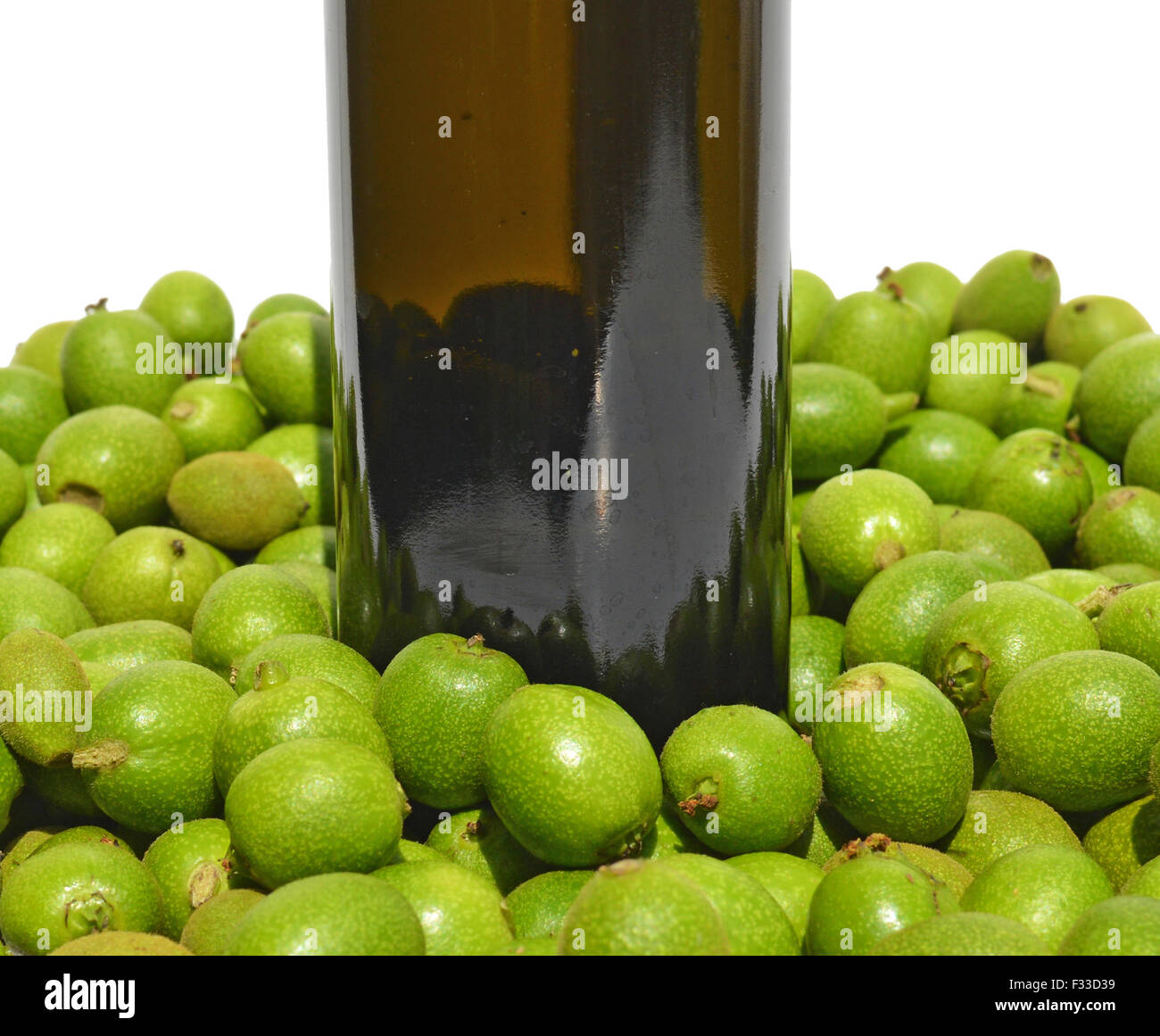 Grünen jungen Walnüssen in Sirup Flasche Stockfoto