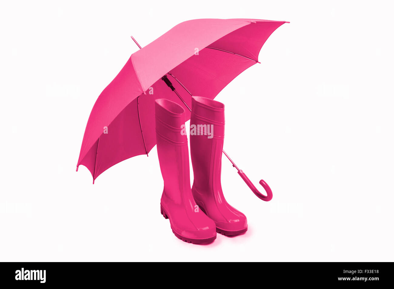 Rosa Gummistiefel und Regenschirm isoliert Stockfoto