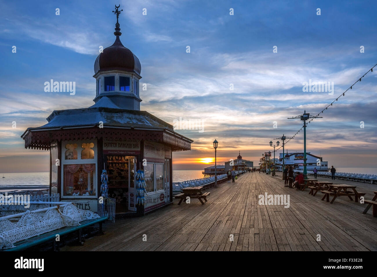 Die alten North Pier bei Sonnenuntergang in Blackpool an der nordwestlichen Küste von England. Stockfoto